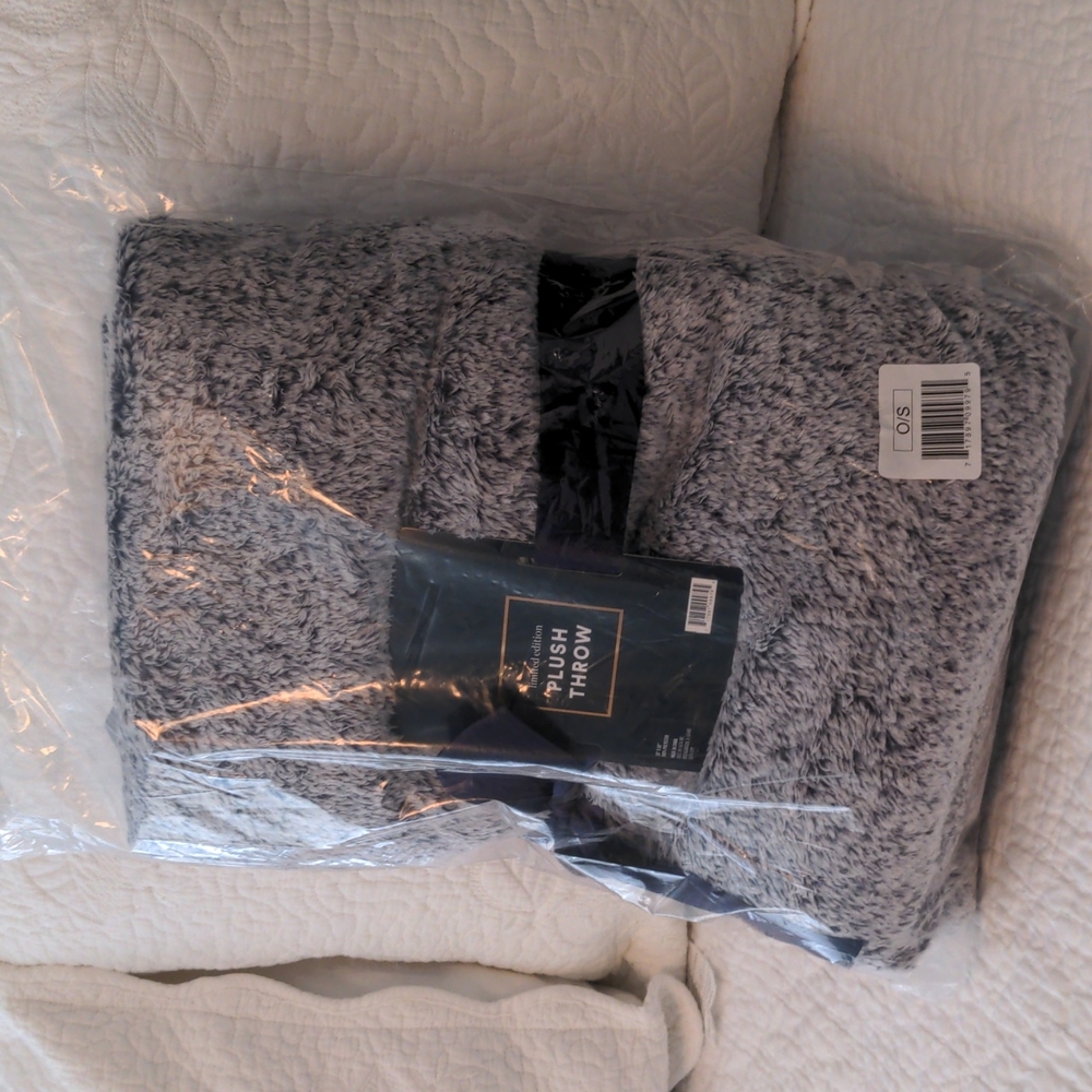 Ulta Limited Edition Navy Plush Throw 50 x 60